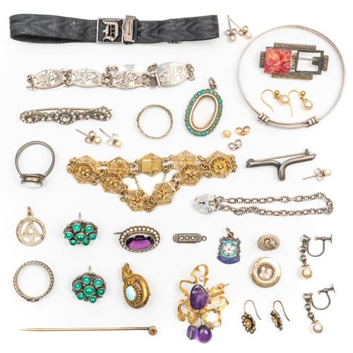 A 9CT GOLD, AMETHYST AND CULTURED PEARL BROOCH AND A QUANTITY OF FURTHER JEWELLERY (QTY)