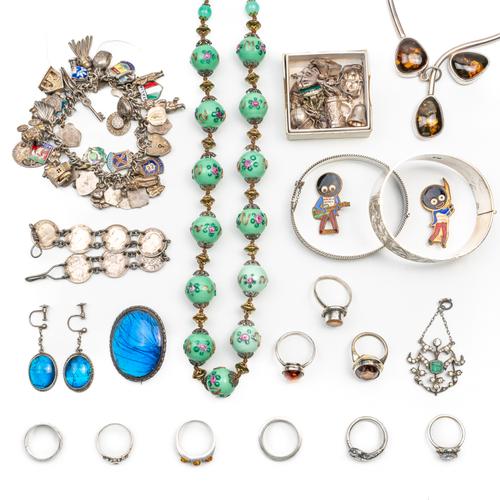 A GROUP LOT OF SILVER JEWELLERY (28)