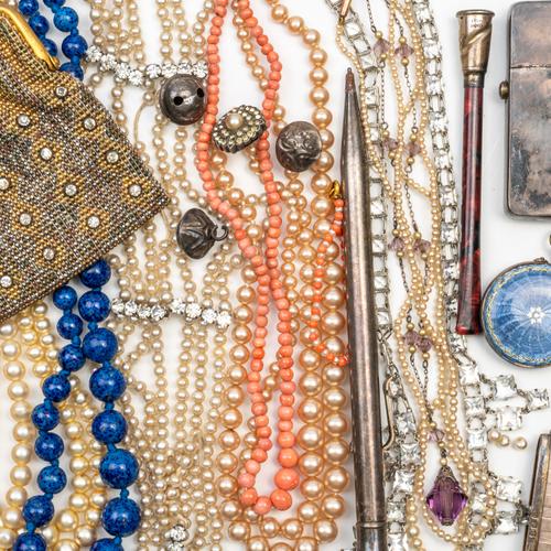 A GROUP OF JEWELLERY AND FURTHER ITEMS (QTY)