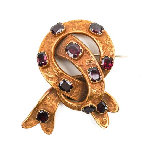 A VICTORIAN GARNET BROOCH