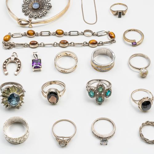 A GROUP OF SILVER JEWELLERY (20)