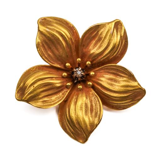 A GOLD AND DIAMOND FLOWER HEAD BROOCH