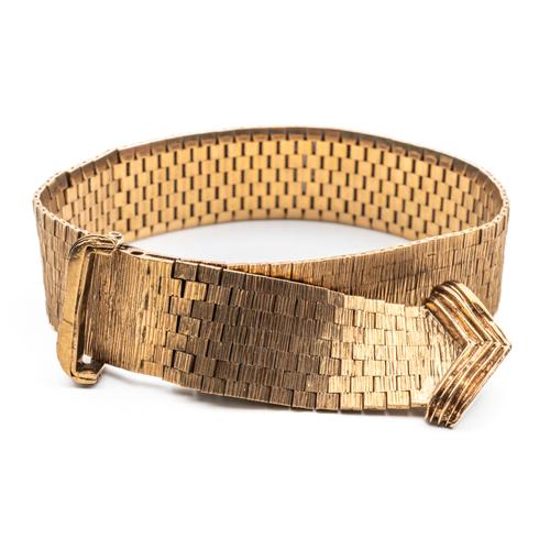 A 9CT GOLD WIDE LINK BRACELET