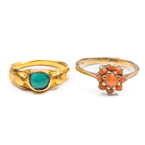 A GOLD AND TURQUOISE SINGLE STONE RING AND A 9CT GOLD AND CORAL CLUTER RING (2)