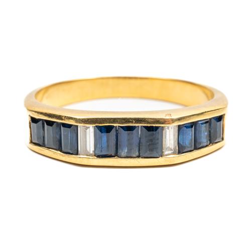 A GOLD SAPPHIRE AND DIAMOND RING