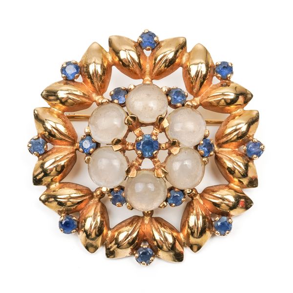 A GOLD, MOONSTONE AND SAPPHIRE BROOCH