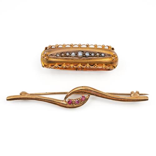 A 9CT GOLD AND SEED PEARL SPRUNG WOGGLE AND A 9CT GOLD AND RUBY BAR BROOCH
