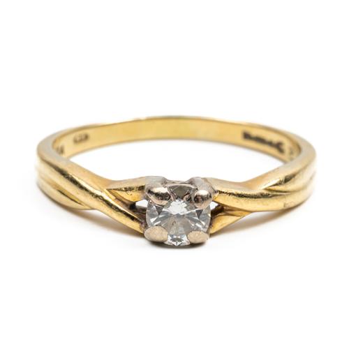AN 18CT GOLD AND DIAMOND SINGLE STONE RING