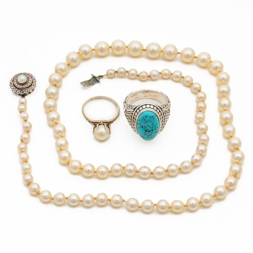 A SINGLE ROW NECKLACE OF GRADUATED CULTURED PEARLS AND TWO RINGS (3)