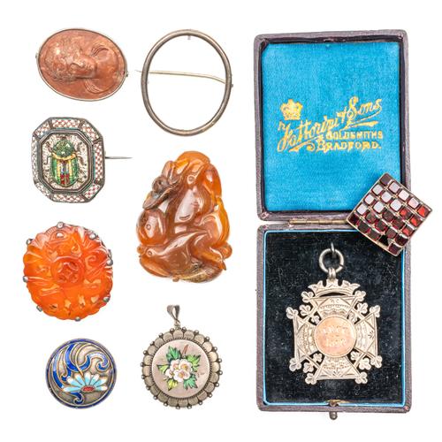 A GROUP OF JEWELLERY (8)