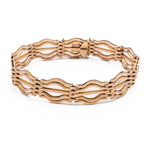 A GOLD GATELINK BRACELET