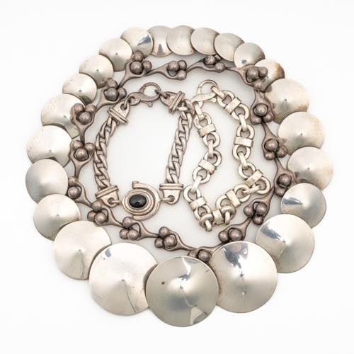 A GROUP OF SILVER JEWELLERY (4)