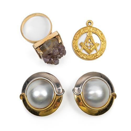 THREE ITEMS OF JEWELLERY (4)