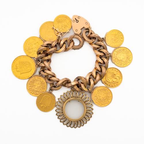 A GOLD CURB LINK BRACELET WITH TEN GOLD PENDANT MOUNTED COINS AND A 9CT GOLD COIN MOUNT AS FITTED