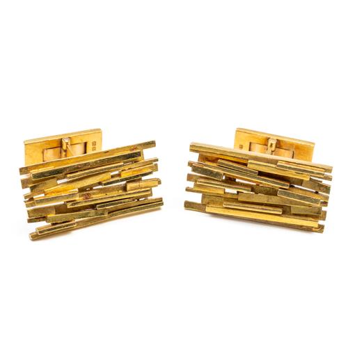 A PAIR OF 18CT GOLD CUFFLINKS (2)