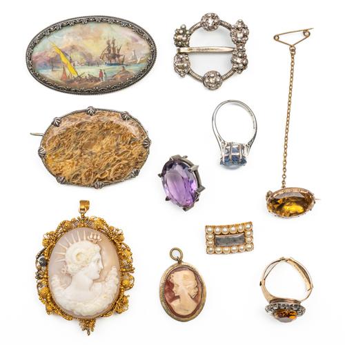 A COLLECTION OF BROOCHES AND OTHER JEWELLERY (10)