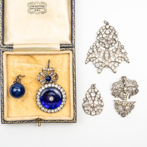 A ROSE CUT DIAMOND AND SODALITE PENDANT AND FOUR FURTHER ITEMS (5)