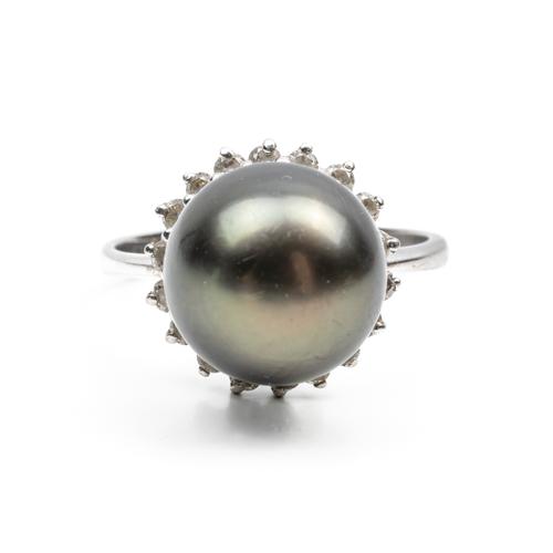 A WHITE GOLD AND GREY TINTED CULTURED PEARL AND DIAMOND RING (2)