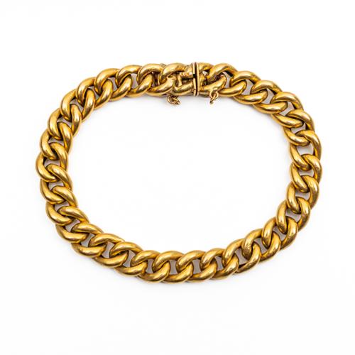 A GOLD HOLLOW CURB LINK BRACELET