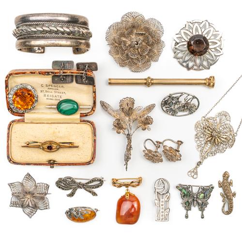 A VICTORIAN SLIDE ACTION PENCIL, A GOLD BAR BROOCH AND FURTHER JEWELLERY (19)