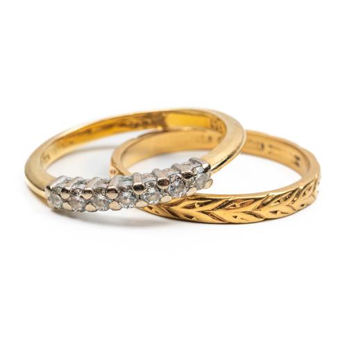 AN 18CT GOLD AND DIAMOND RING AND A GOLD WEDDING RING (2)