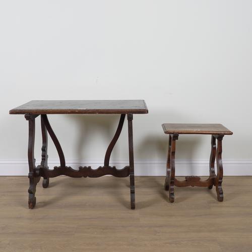 AN 18TH CENTURY ITALIAN WALNUT SIDE TABLE (2)