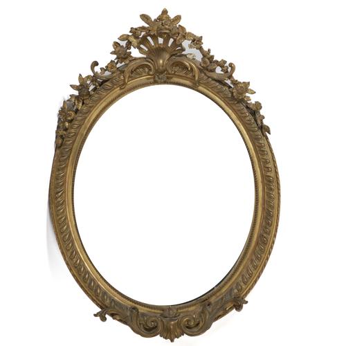 A VICTORIAN GILT FRAMED OVAL WALL MIRROR
