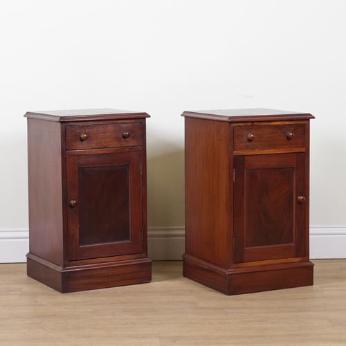 A PAIR OF MAHOGANY BEDSIDE TABLES (2)