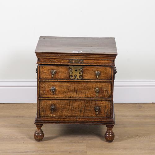 A 20TH CENTURY OAK LIFT TOP BOX