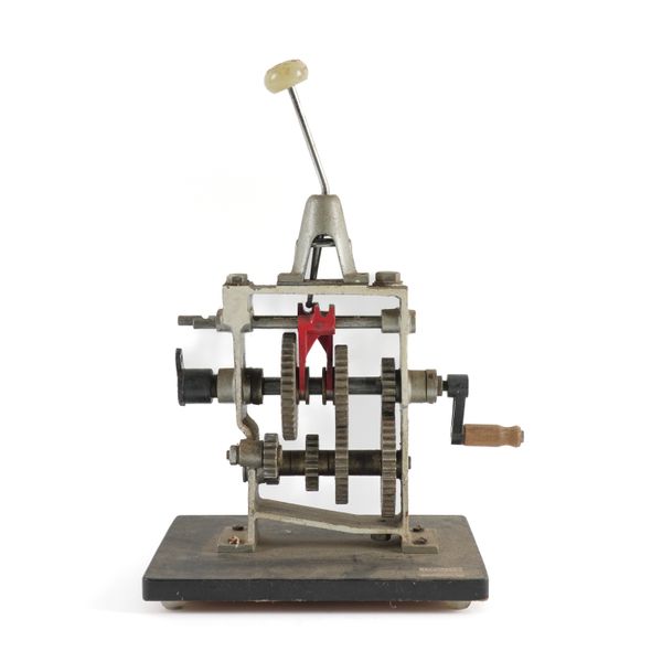 AN EDUCATIONAL MODEL OF A THREE SPEED GEARBOX
