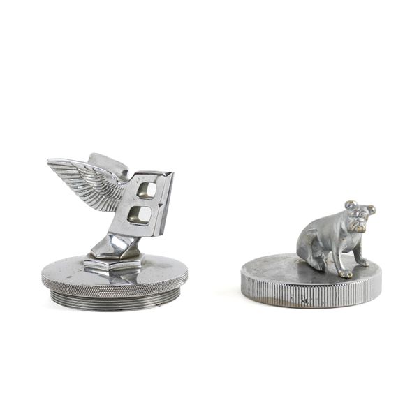 A BENTLEY FORWARD LEANING WINGED B MASCOT MOUNTED ON A RADIATOR CAP (2)