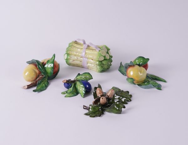 A GROUP OF HEREND PORCELAIN TABLE DECORATIONS (6)