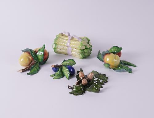 A GROUP OF HEREND PORCELAIN TABLE DECORATIONS (6)