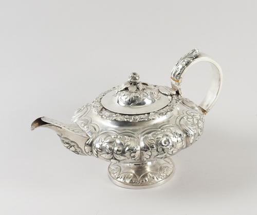 A GEORGE IV SILVER TEAPOT