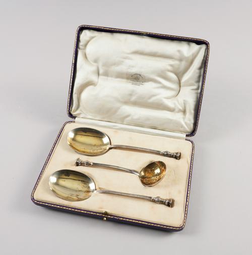 A SILVER THREE PIECE DESSERT SERVING SET