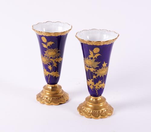 A PAIR OF GRAINGER'S WORCESTER BONE-CHINA VASES (2)