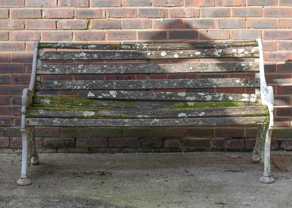 A WHITE PAINTED CAST ALUMINIUM SLATTED WOOD GARDEN BENCH