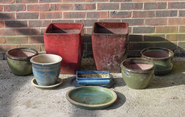 A GROUP OF TEN GLAZED GARDEN POTS / POT STANDS (10)