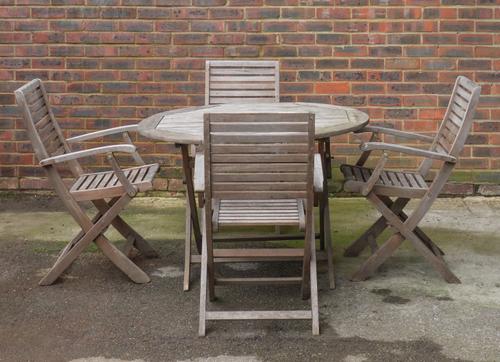 A HARDWOOD CIRCULAR GARDEN TABLE (5)