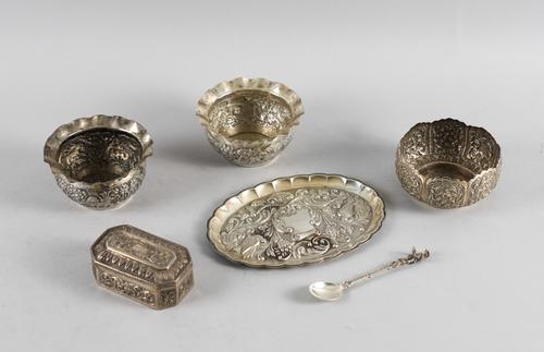 A GROUP OF FOREIGN WARES (6)