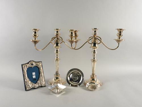 A SILVER MOUNTED PHOTOGRAPH FRAME AND FIVE FURTHER ITEMS (6)