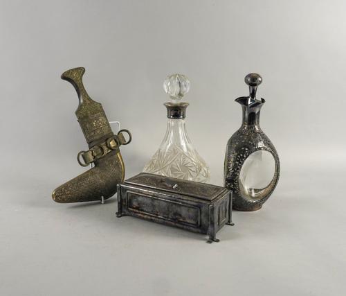 A HAIG DIMPLE DECANTER AND THREE FURTHER ITEMS (4)