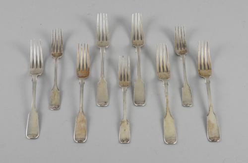 A GROUP OF VICTORIAN SILVER FIDDLE PATTERN TABLE FLATWARE (9)