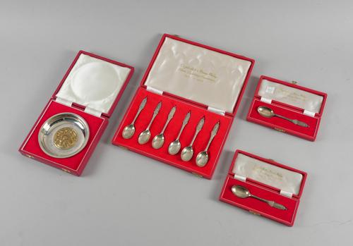 A GROUP OF SILVER ELIZABETH II COMMEMORATIVE WARES (4 cases)