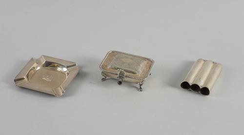 A GROUP OF SMOKING RELATED WARES (3)