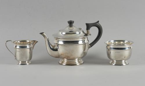 A SILVER THREE PIECE TEA SET (3)
