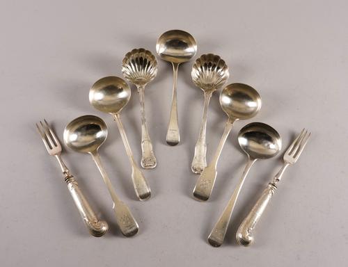 A GROUP OF MOSTLY SILVER FLATWARE (9)