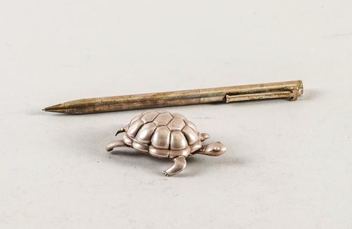 A TIFFANY AND CO SILVER MODEL OF A TORTOISE AND A TIFFANY AND CO SILVER CASED PROPELLING PENCIL (2)