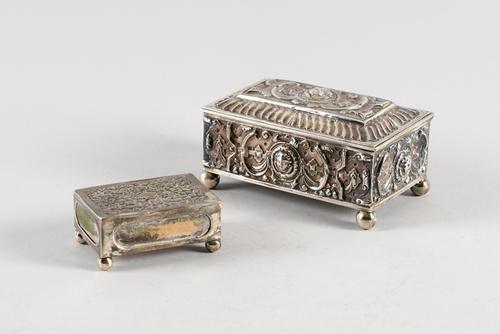 A VICTORIAN SILVER TABLE VESTA BOX AND A SILVER MATCHBOX SLIDE (2)