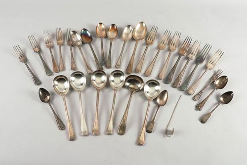 A GROUP OF SILVER AND PLATED FLATWARE (QTY)